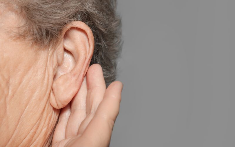 Une patiente retrouve l’audition grâce à un implant à conduction osseuse innovant, une première en France