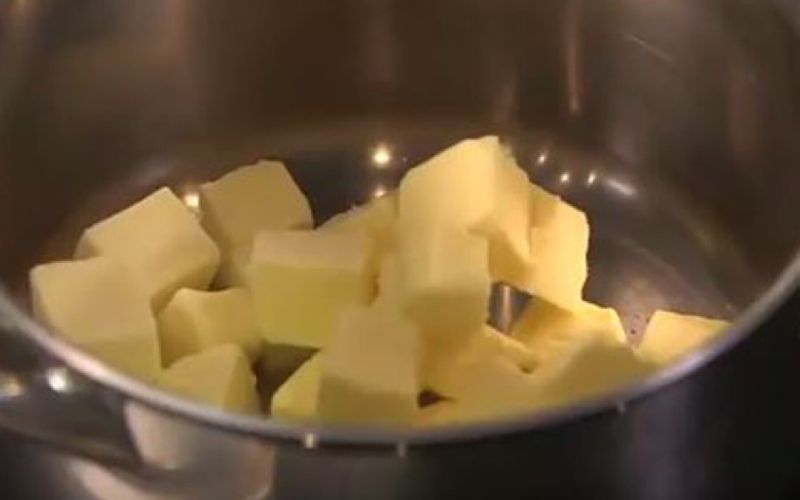 Envie de... Cuisiner avec Alain Ducasse: réaliser un beurre noisette