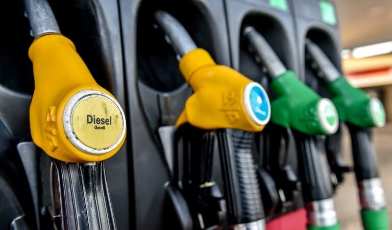 Carburants: la vente à perte voulue pour décembre, sans faire l'unanimité