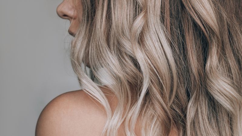cheveux blonds-blancs