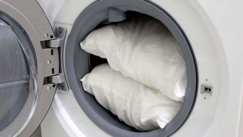 Comment laver un oreiller ? Guide et astuces