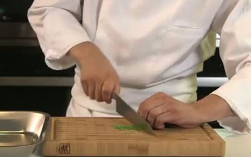 Envie de... Cuisiner avec Alain Ducasse: ciseler de la coriandre thaï