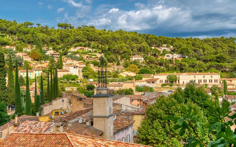 Cette perle de la Provence secrète, repaire d'Alice Pol, est l'un des plus beaux village de France