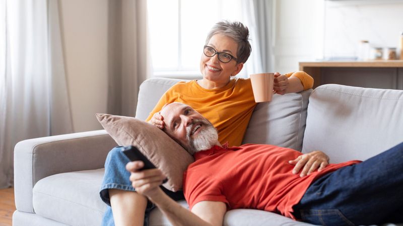 couple-télécommande-télé