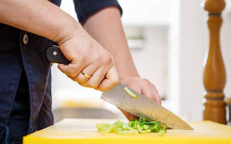 Envie de... Cuisiner avec Alain Ducasse: aiguiser des couteaux 