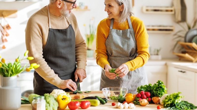 cuisiner couple senior