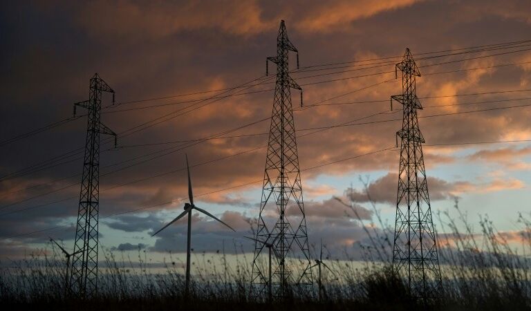 Electricité: le gouvernement renonce à appliquer une hausse prévue au 1er août