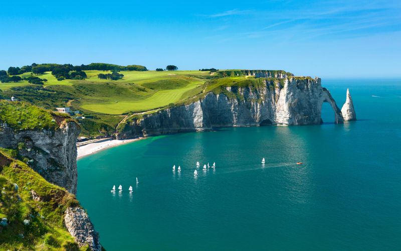 Évasion: en visite à Étretat, avec la chanteuse Julie Zenatti