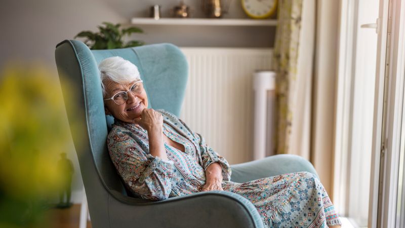 fauteuil femme senior genoux sourire