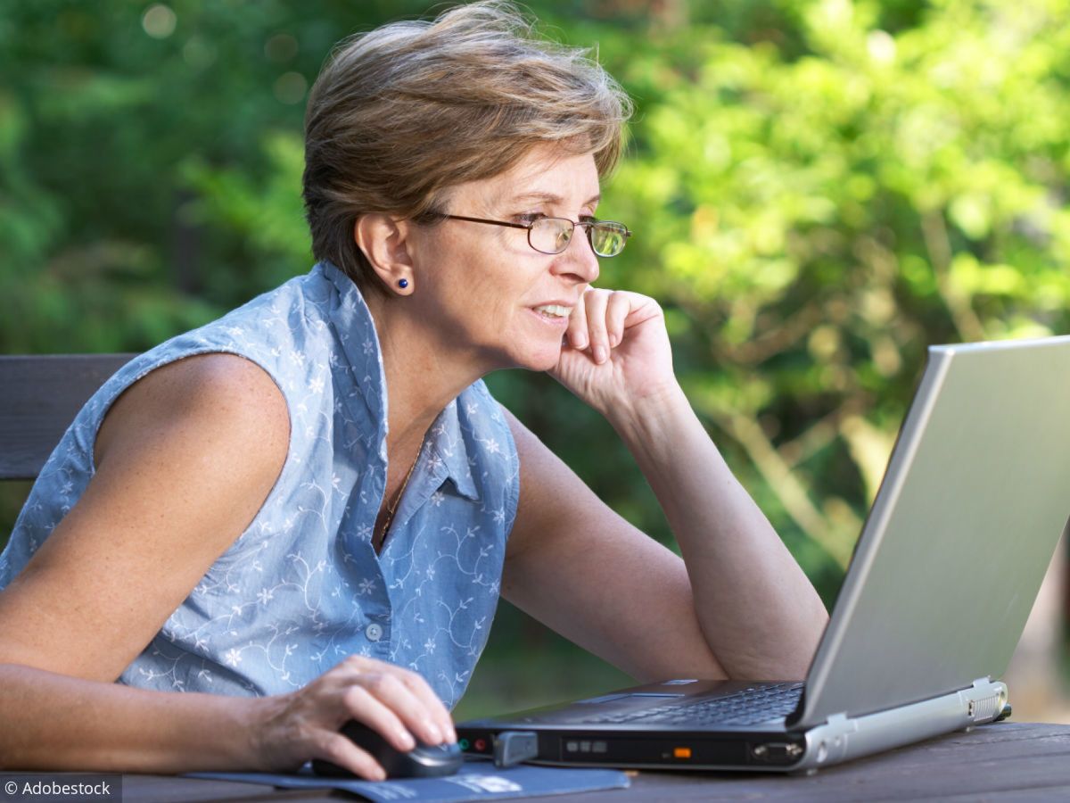 femme 50 ans retraite ordinateur