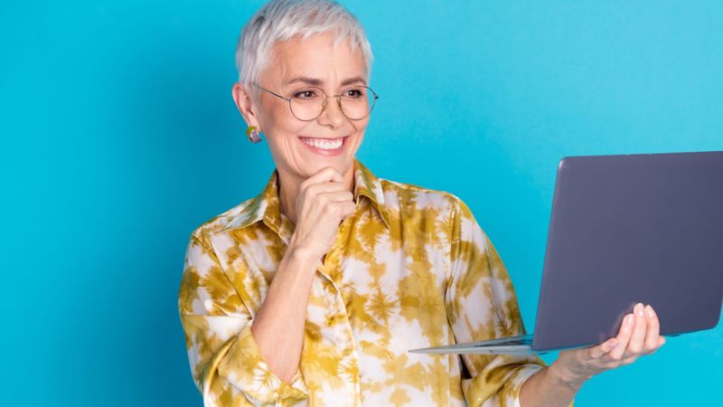 femme cheveux blancs