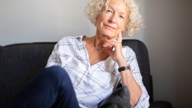 femme cheveux blancs