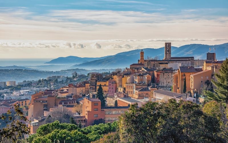 Découvrez ce joyau perché dans les Alpes-Maritimes, capitale de la parfumerie et petit paradis de Vincent Perrot