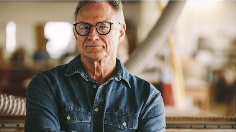 homme 60 ans travail atelier