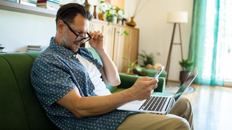 homme internet-payer-smartphone-arnaque