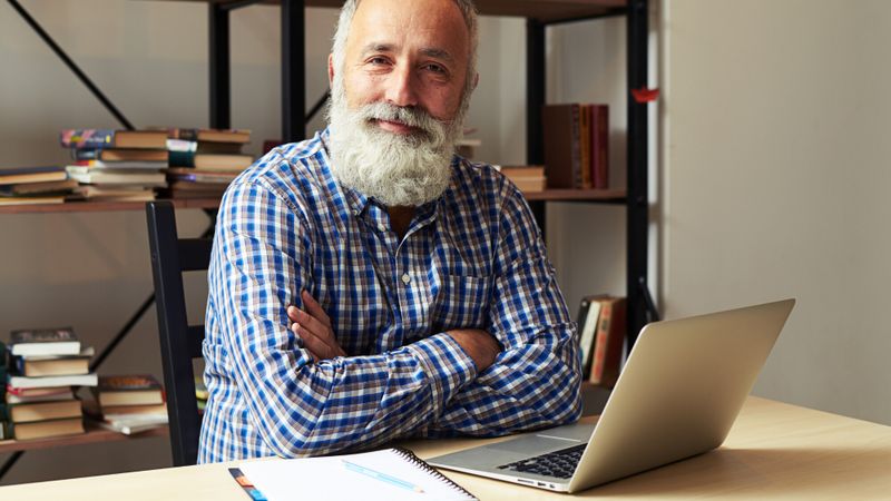 homme-senior-travail-ordinateur