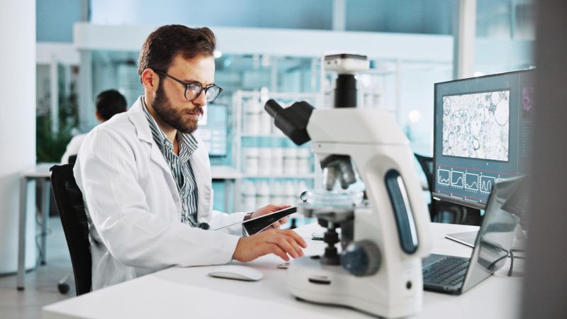 Illustration d'un chercheur avec un microscope