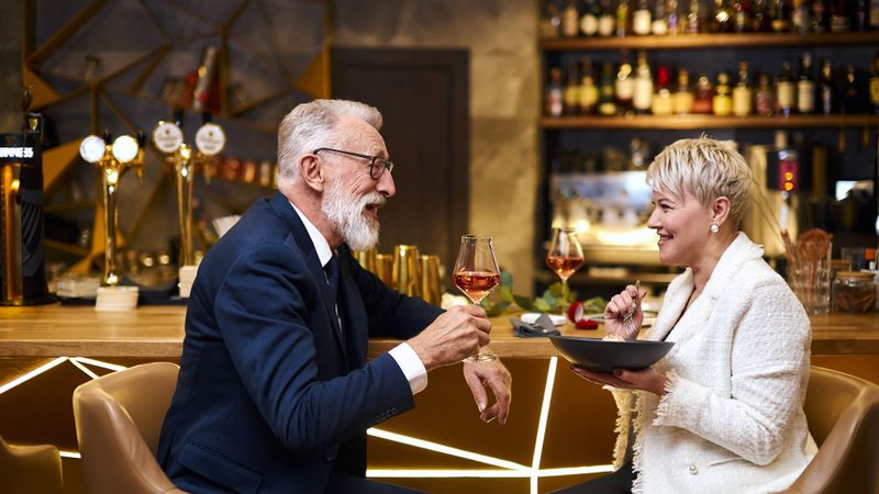 Illustration d'un couple au restaurant