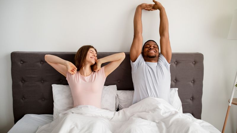 Illustration d'un couple heureux de se réveiller