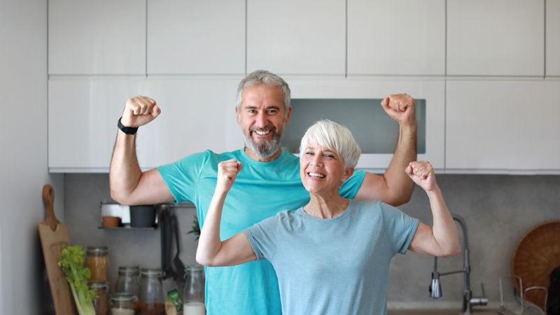 Illustration d'un couple se préparant un petit-déjeuner avant de faire de la musculation