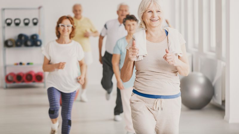 Illustration d'un groupe de personnes faisant du sport