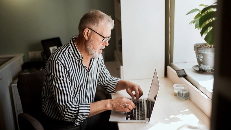 Illustration d'un senior devant un ordinateur