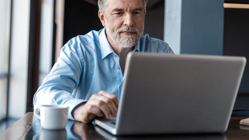 Illustration d'un senior se renseignant sur sa retraite