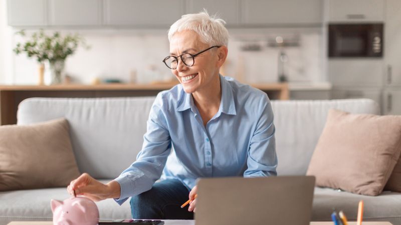 Illustration d'une femme avec son épargne