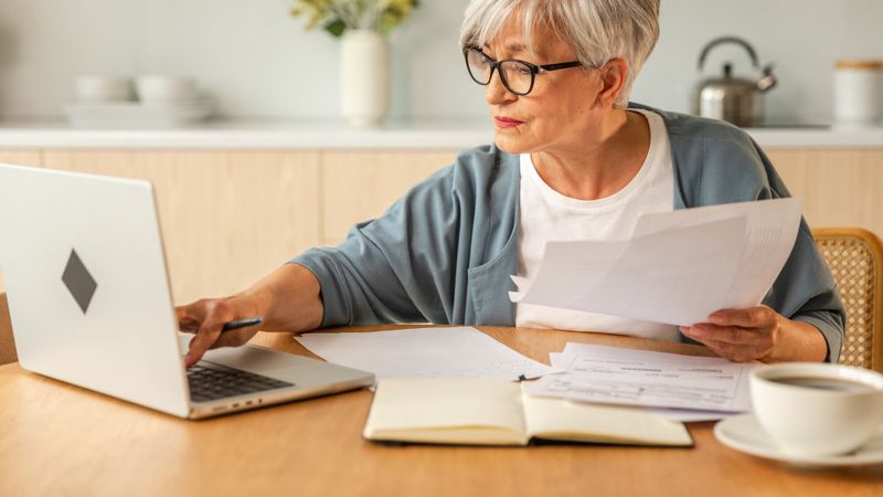 Illustration d'une femme calculant sa pension de retraite