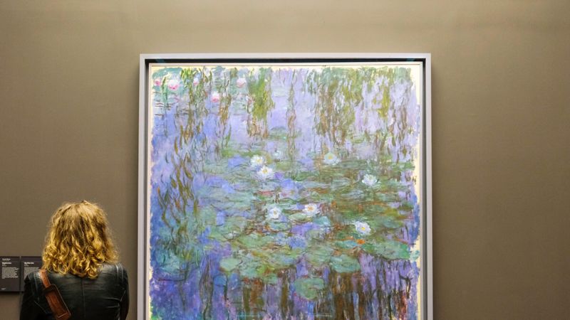 Illustration d'une femme dans un musée