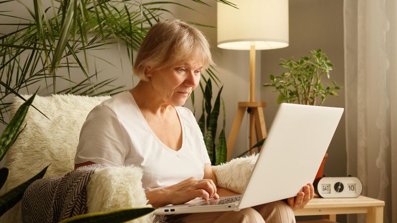 Illustration d'une femme devant un ordinateur