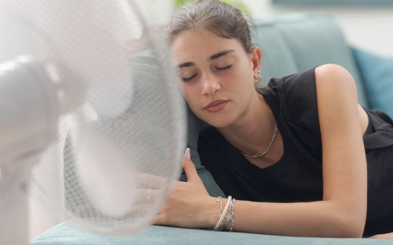 Dormir avec un ventilateur ou la climatisation, une bonne idée?