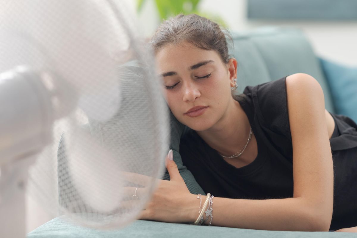 Illustration d'une femme dormant avec un ventilateur