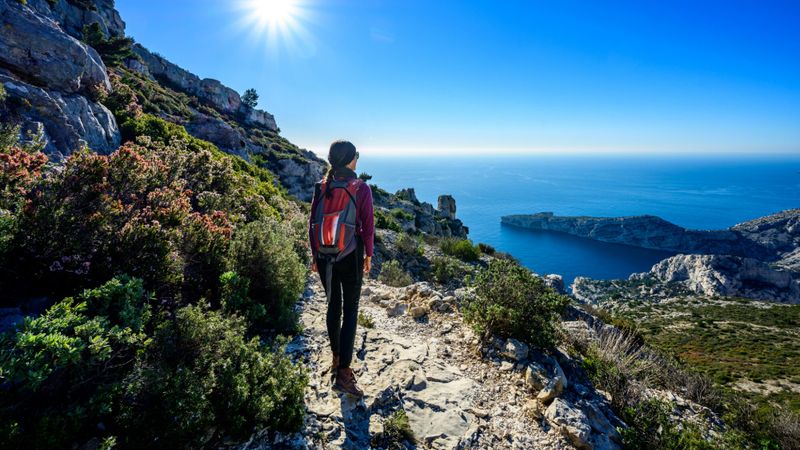 Illustration d'une femme faisant une randonnée