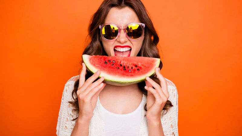 Illustration d'une femme mangeant une pastèque