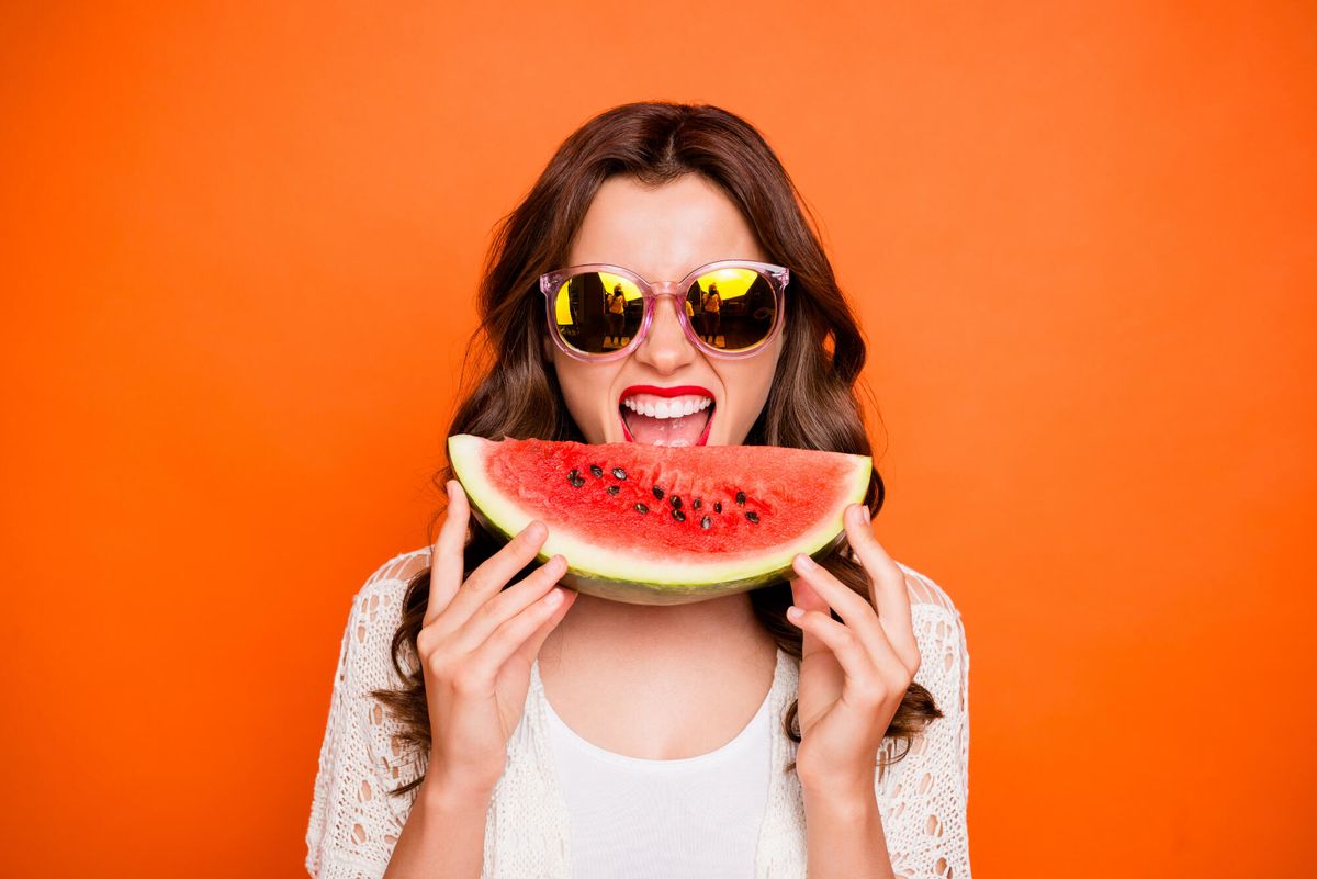 Illustration d'une femme mangeant une pastèque