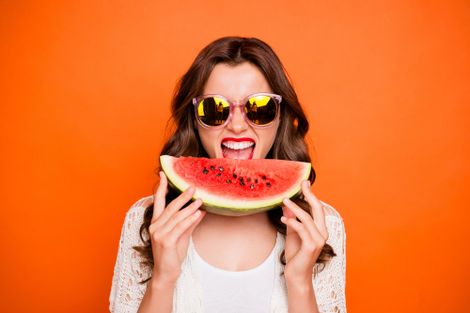 Illustration d'une femme mangeant une pastèque