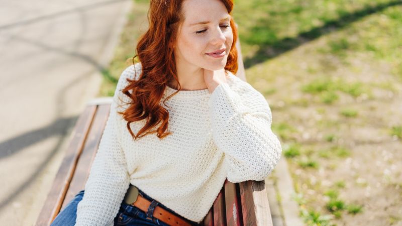 Illustration d'une femme prenant le soleil au printemps