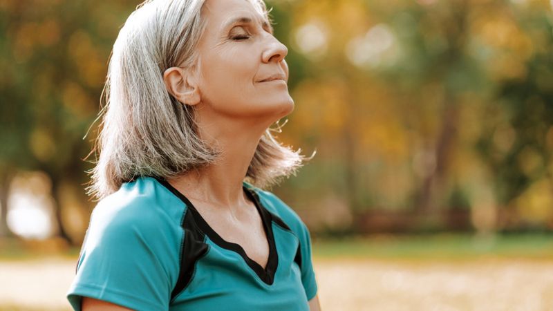 Illustration d'une femme respirant à l'extérieur