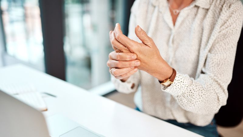 Illustration d'une femme se massant les mains