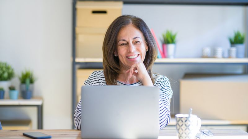 Illustration d'une femme se renseignant sur le rachat de trimestres