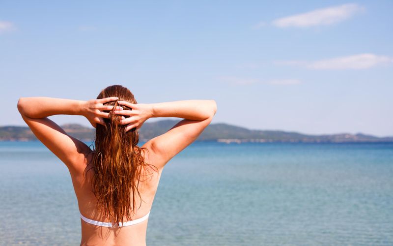 4 conseils pour prendre soin de ses cheveux colorés pendant l'été