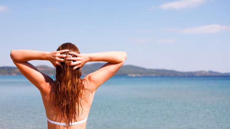 Illustration d'une femme sur la plage