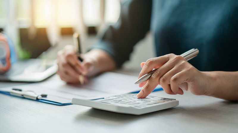 Illustration d'une personne faisant sa déclaration d'impôts