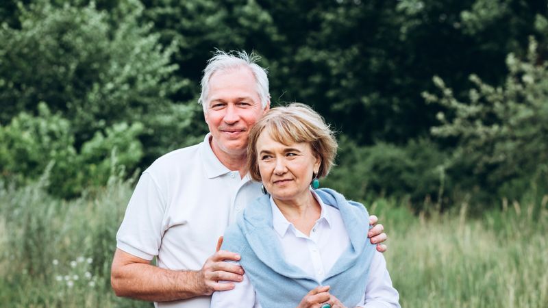 jeune-couple-senior-retraite