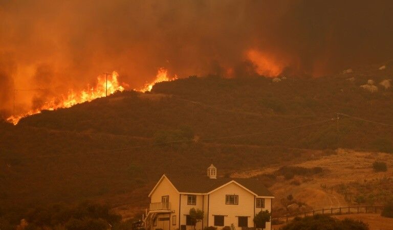 L'état d'urgence décrété à Los Angeles, menacé par les incendies