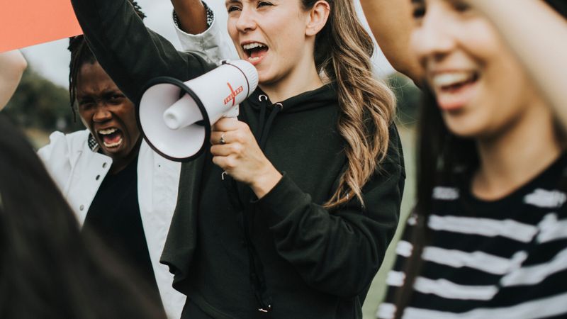 manifestation femmes mégaphone
