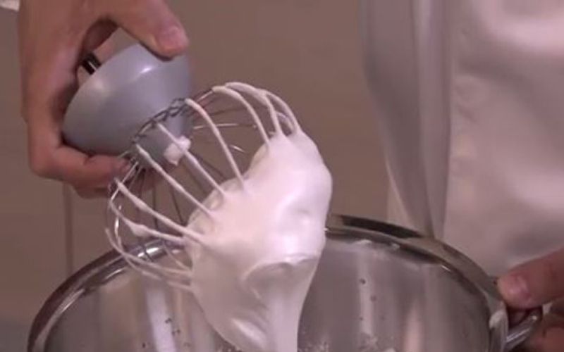 Envie de... Cuisiner avec Alain Ducasse: monter des blancs d'oeufs sucrés