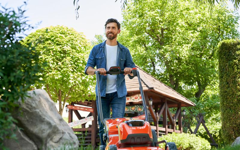 Voici pourquoi il ne faut pas tondre votre pelouse lorsqu'il fait très chaud