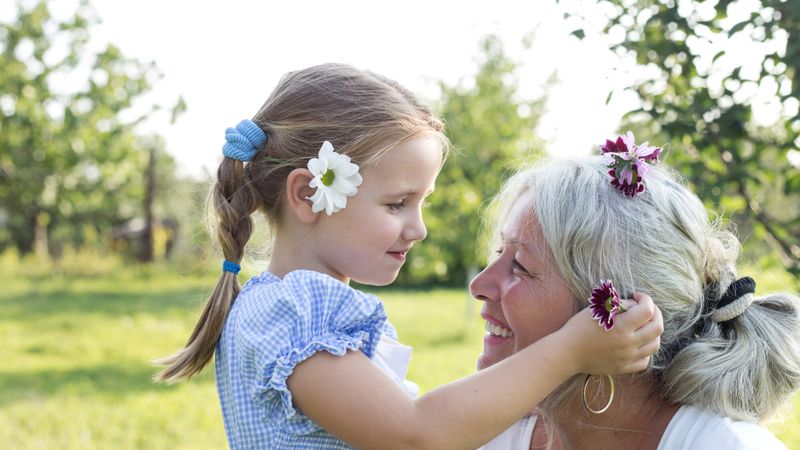 petite-fille grand-mere jardin